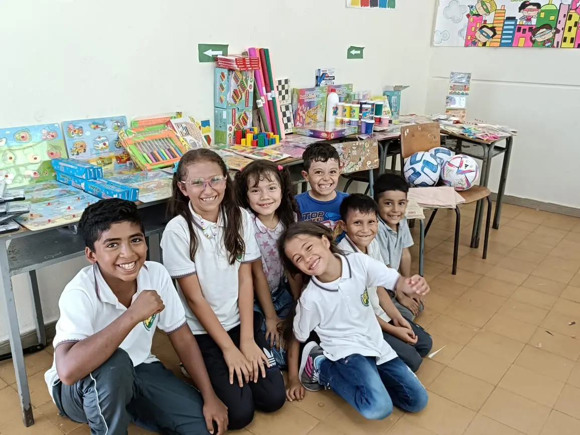 Kinder der Schule in Mina Rica am Fuß der La Isabela Plantage, die durch soziale Spenden aus dem Kaffee-Verkauf unterstützt wird.
