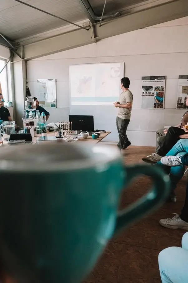 Juan leitet ein Kaffeeseminar in der Rösthalle von La Molienda Oldenburg und erklärt den Hintergrund des Kaffeeanbaus.