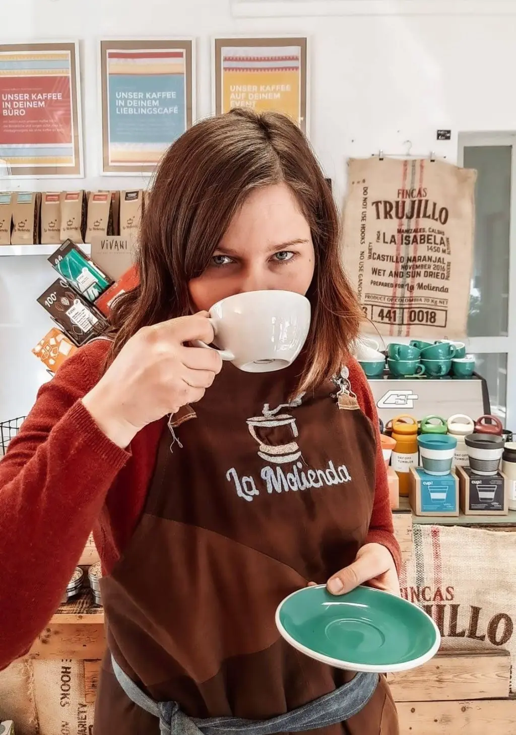 Adrianna genießt eine Tasse frisch gebrühten Spezialitätenkaffee in der La Molienda Kaffeerösterei Oldenburg.