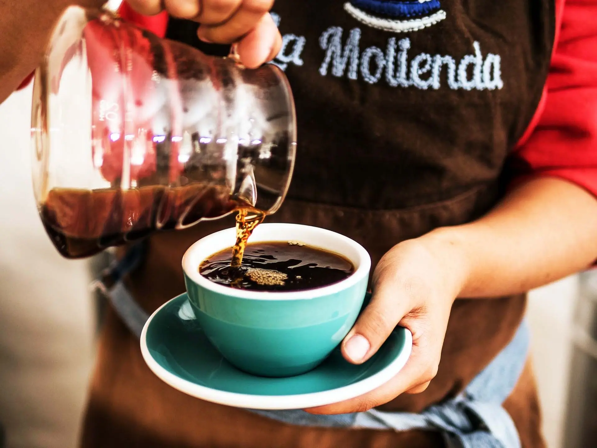 Schwarzer Kaffee in der Tasse Frischer Filterkaffee wird in eine Tasse eingeschenkt – handgerösteter Spezialitätenkaffee von La Molienda Oldenburg.