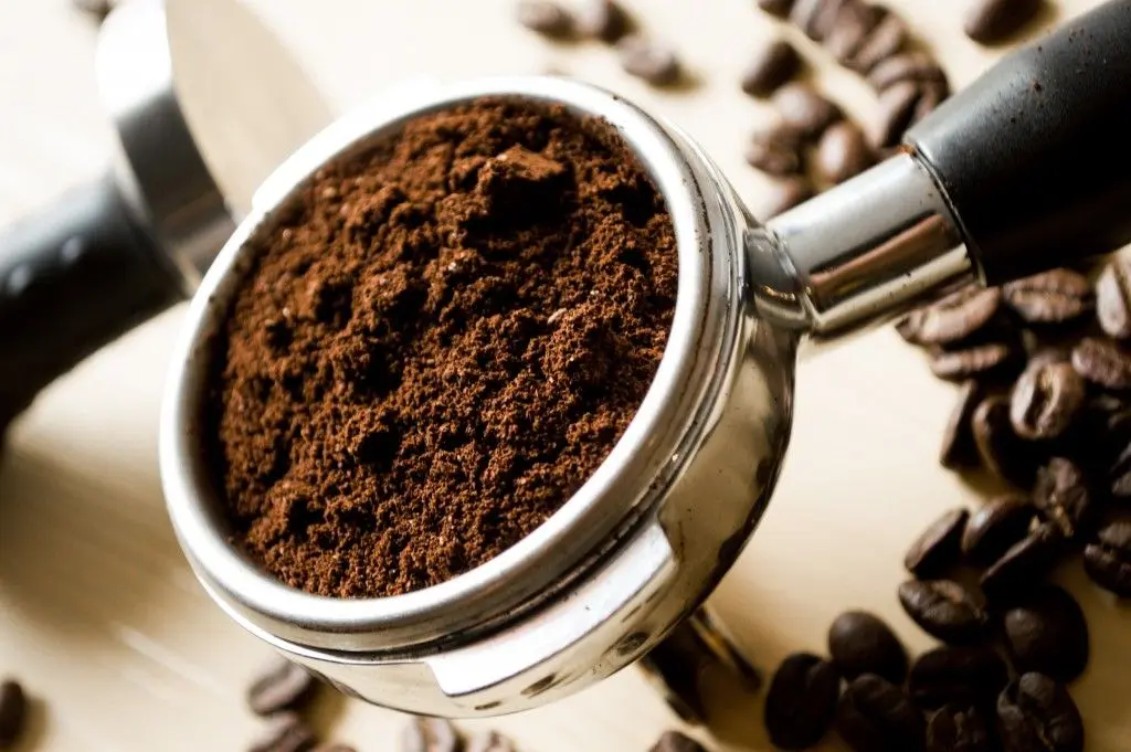 Siebträger Frisch gemahlenes Kaffeemehl im Siebträger bei der Espresso-Zubereitung in der La Molienda Kaffeerösterei Oldenburg