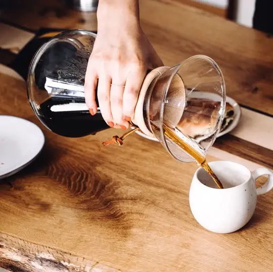 Chemex Spezialitätenkaffee wird aus einer Chemex-Glaskaraffe eingeschenkt, La Molienda Kaffeerösterei Oldenburg